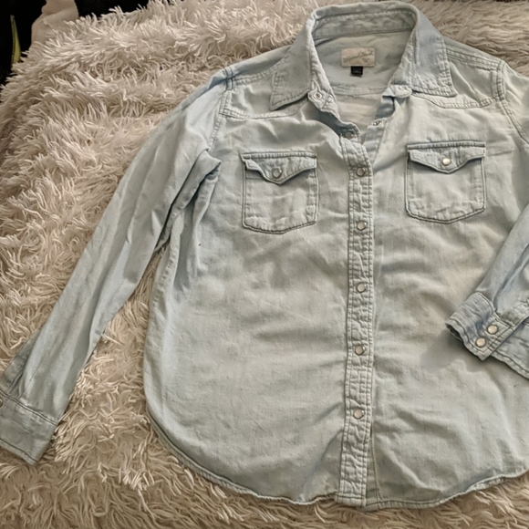 Very cute super chic light jean button up - Picture 2 of 5